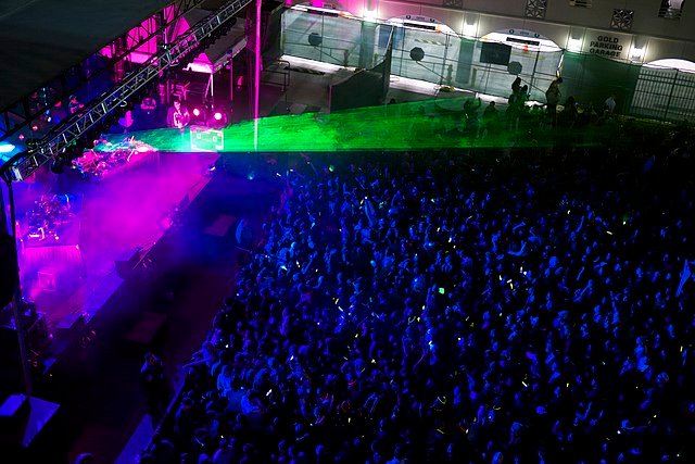 U.S. rapper Fatman Scoop passes away after collapsing on stage.