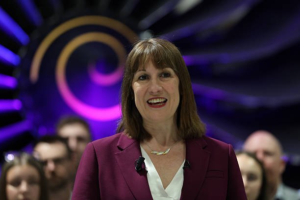 UK GDP Growth Surges to 0.7% in Q1, Outpacing G7 Peers